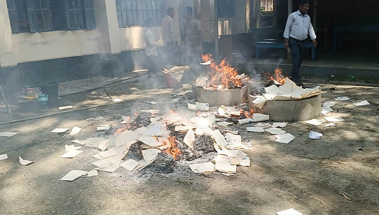 তেঁতুলিয়ায় পুড়িয়ে ফেলা হলো ২৫০০ দলিল