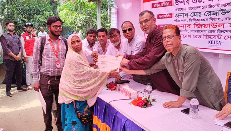 সুবিধাবঞ্চিত মানুষের মাঝে রেড ক্রিসেন্টের সহায়তা প্রদান