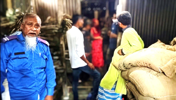 জামায়াত নেতার বাড়ি থেকে ৯৯ বস্তা সরকারি চাল উদ্ধার