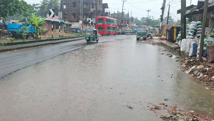 সামান্য বৃষ্টিতেই জলাবদ্ধ নোয়াখালী, ভোগান্তিতে দেড় লাখ মানুষ