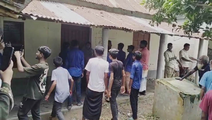 মান্দায় শিক্ষার্থীদের বিক্ষোভে অবরুদ্ধ প্রধান শিক্ষক