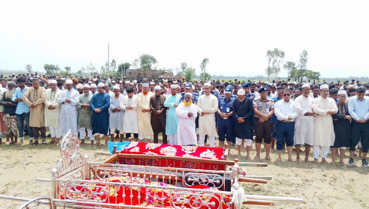 সড়ক দূর্ঘটনায় নিহত ৬ যুবকের জানাজায় মানুষের ঢল