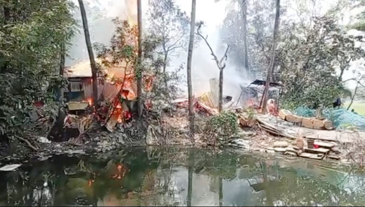নোয়াখালীতে তরুণকে পিটিয়ে হত্যা: সন্দেহভাজনদের বাড়িতে হামলা