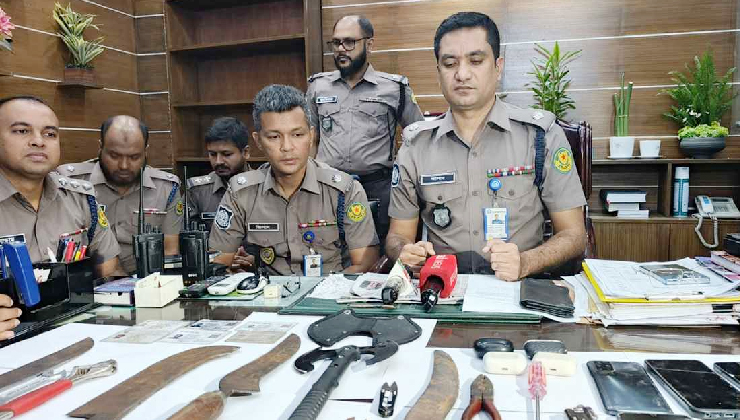 রাজধানীতে পুলিশের অভিযান, দুই ছিনতাইকারী গুলিবিদ্ধ