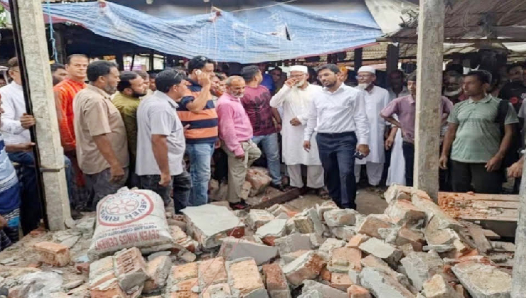 সরকারি জমিতে নির্মাণাধীন দোকানঘর ভেঙে দিলো প্রশাসন