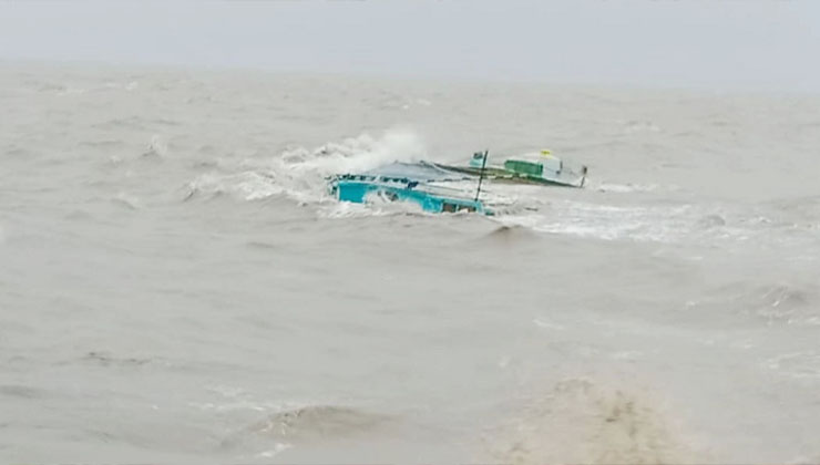 লবণ বোঝাই বলগেট ডুবে বৃদ্ধের মৃত্যু