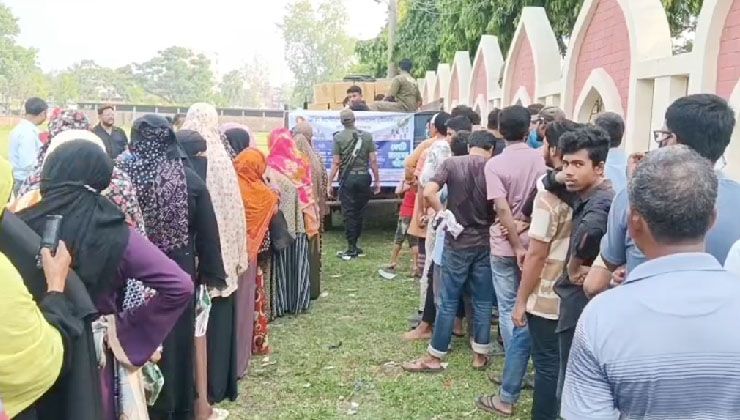 ঈদ উপলক্ষে জয়পুরহাটে টিসিবির পণ্য বিক্রি শুরু