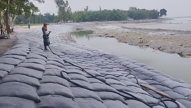 তিস্তার ভাঙন রোধে জিও ব্যাগ ডাম্পিং, স্বস্তি স্থানীয়দের