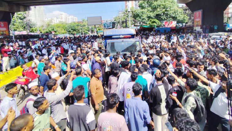 শিক্ষামন্ত্রীর পদত্যাগ দাবিতে চট্টগ্রামে সড়ক অবরোধ