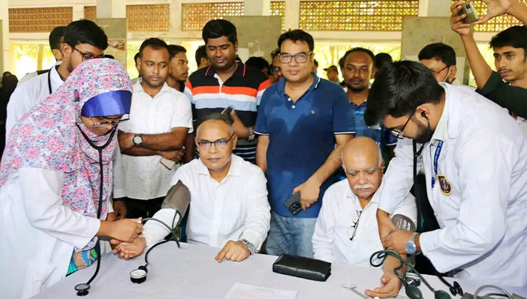 ইবিতে বিনামূল্যে স্বাস্থ্যসেবা-রক্তদান ক্যাম্পেইন