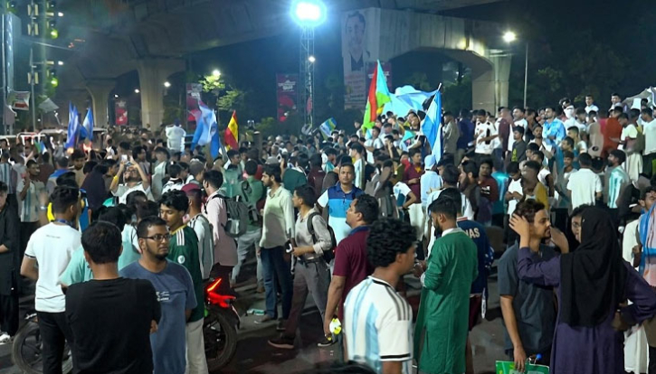 বিশ্বকাপ ফাইনাল দেখতে নিষেধাজ্ঞা ভেঙে টিএসসিতে সমর্থকরা
