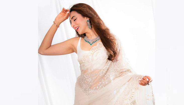 সাদা শাড়িতে বিদ্যা সিনহা মিম