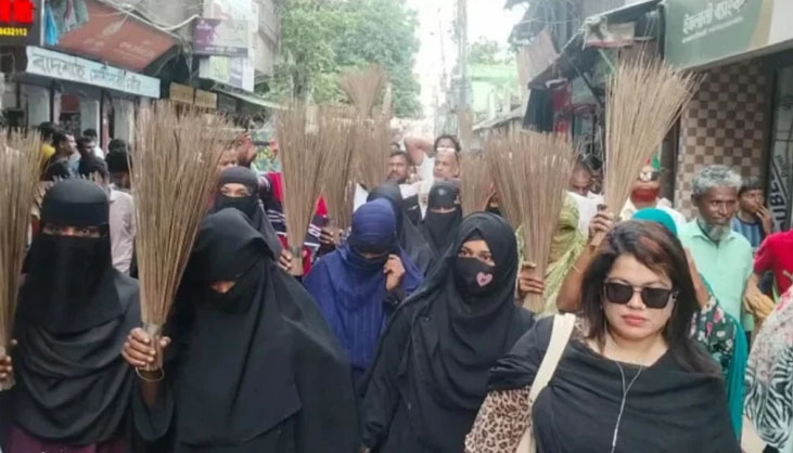রুমিন ফারহানার বিরুদ্ধে ঝাড়ু মিছিল
