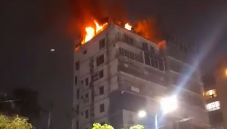 রাজধানীর ১০তলা ভবনের ছাদে আগুন