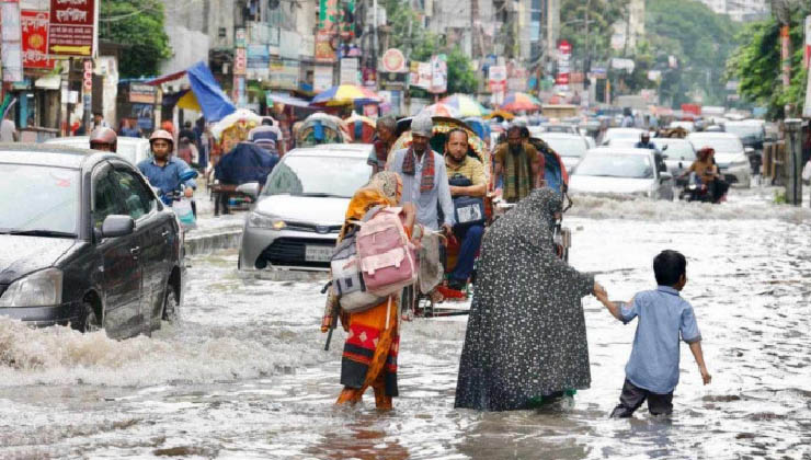 ভারি বৃষ্টিতে জলাবদ্ধ রাজধানী, ভোগান্তি চরমে
