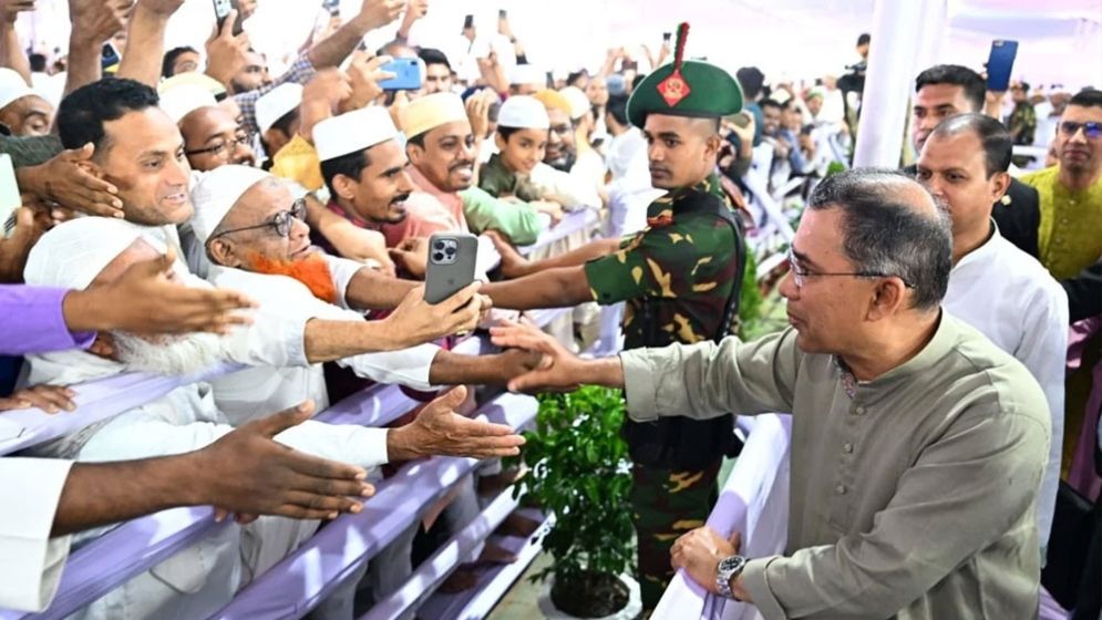 মুসল্লিদের সঙ্গে প্রধানমন্ত্রীর শুভেচ্ছা বিনিময়