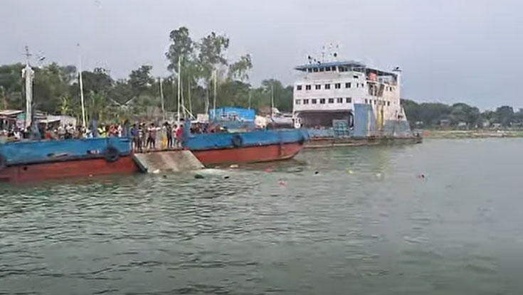 ফের ফেরিতে উঠতে গিয়ে নদীতে পড়ে গেল যাত্রীবাহী বাস