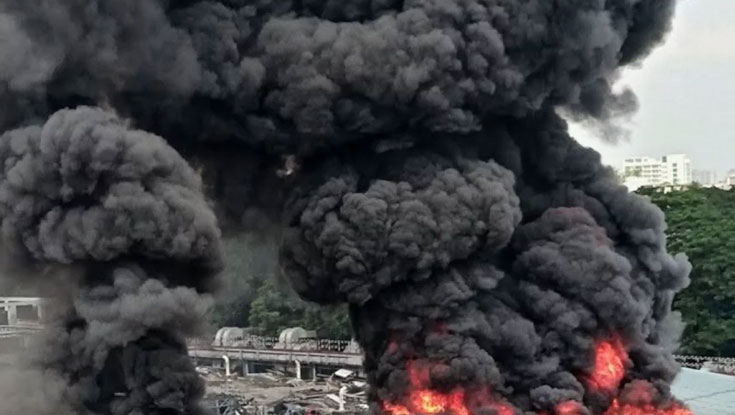 মহাখালী টোবাকো ভবনের পাশে আগুন
