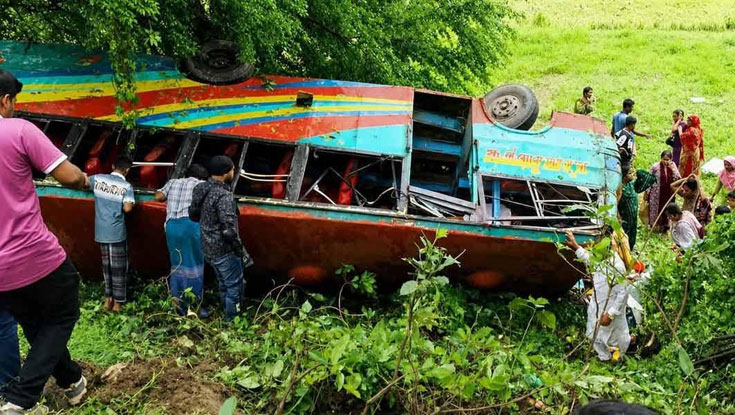 বাস খাদে পড়ে নিহত ১, আহত ১৫