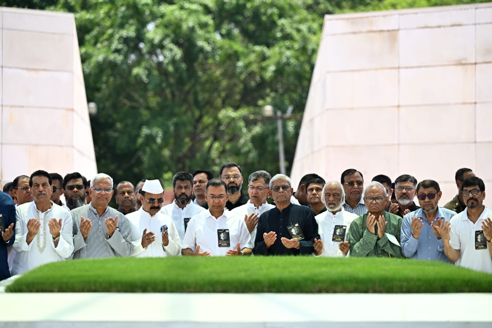 জিয়াউর রহমানের সমাধিতে প্রধানমন্ত্রীর শ্রদ্ধা