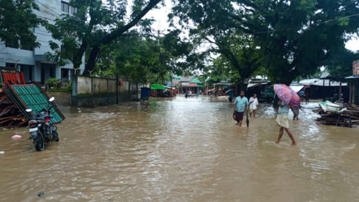 খাগড়াছড়ি প্লাবিত, সড়কে যান চলাচল বন্ধ