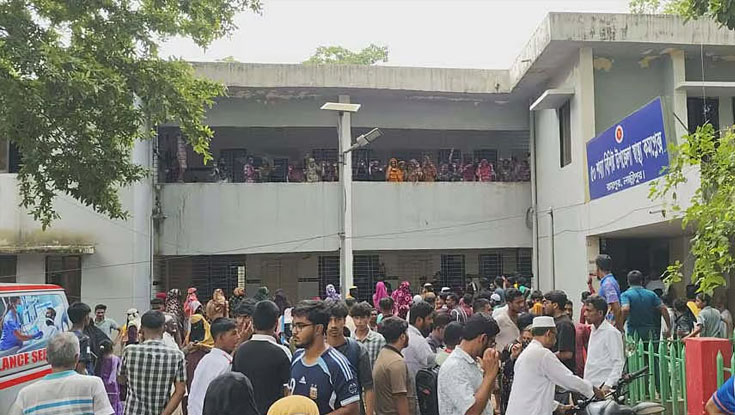 বাসায় ঢুকে দুই মেয়েসহ মাকে কুপিয়ে হত্যা