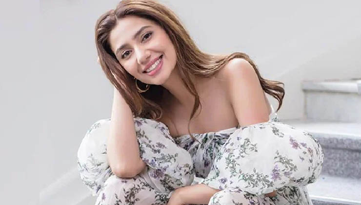 লালগালিচায় সুখবর দিলেন মাহিরা