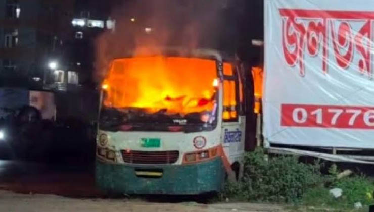 মধ্যরাতে বাসে আগুন