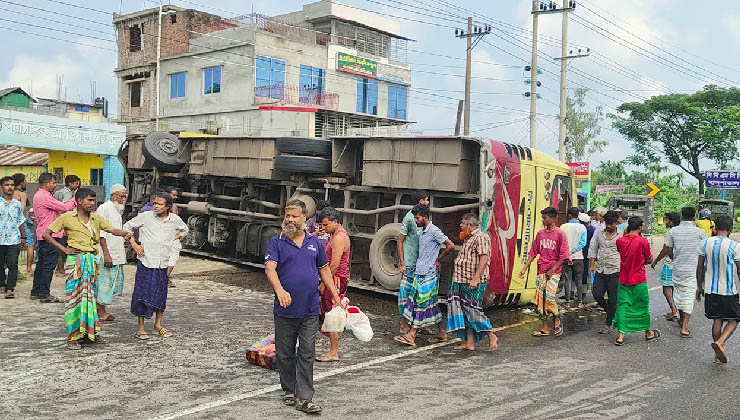 বাসের ধাক্কায় প্রাণ গেল অটোরিকশার দুই যাত্রীর