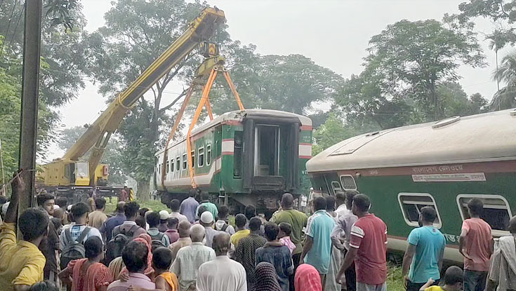 লাইনচ্যুত ৩ বগির ২টি উদ্ধার, ট্রেন চলাচল স্বাভাবিক