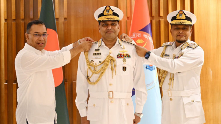 নতুন নৌবাহিনী প্রধানকে র‍্যাংক ব্যাজ পরিয়ে দিলেন প্রধানমন্ত্রী