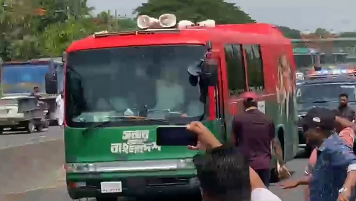 প্রধানমন্ত্রীকে অভ্যর্থনা জানাতে নেতাকর্মীদের ঢল