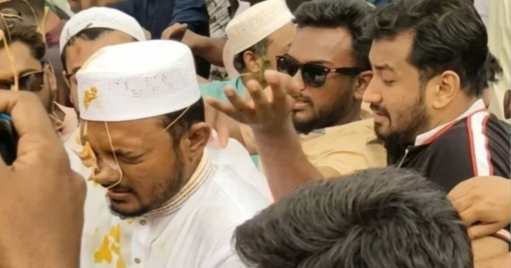 নাসীরুদ্দীন পাটওয়ারীর ওপর ডিম-ইট নিক্ষেপ