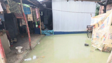 ড্রেনেজ ব্যবস্থা না থাকায় সামান্য বৃষ্টিতেই জলাবদ্ধতা
