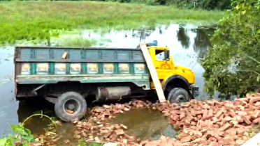 ইটবোঝাই ট্রাক খাদে, প্রাণ গেল দুই শ্রমিকের