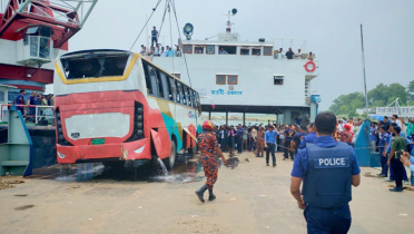 দৌলতদিয়ায় ডুবে যাওয়া বাস আড়াই ঘণ্টা পর উদ্ধার 