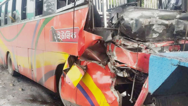 ফেনীতে বাস-কাভার্ডভ্যান সংঘর্ষে ৩ জনের মৃত্যু ফেনীতে বাস-কাভার্ডভ্যান সংঘর্ষে ৩ জনের মৃত্যু