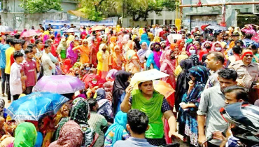 বকেয়া বেতনের দাবিতে পোশাক শ্রমিকদের সড়ক অবরোধ বকেয়া বেতনের দাবিতে পোশাক শ্রমিকদের সড়ক অবরোধ