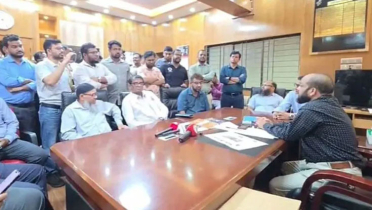 তোপের মুখে নিজ কার্যালয় ছাড়লেন ডা. মামুনুর