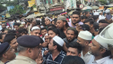 কলকাতায় রাস্তায় জুমার নামাজ পড়তে বাধা কলকাতায় রাস্তায় জুমার নামাজ পড়তে বাধা