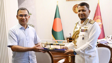 প্রধানমন্ত্রীর সঙ্গে বিদায়ী নৌবাহিনী প্রধানের সাক্ষাৎ প্রধানমন্ত্রীর সঙ্গে বিদায়ী নৌবাহিনী প্রধানের সাক্ষাৎ