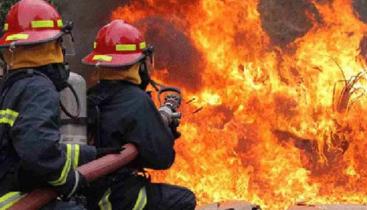 বাংলাবাজারে বইয়ের দোকানে আগুন