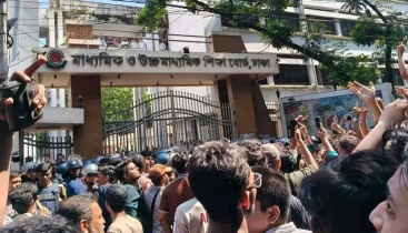 শিক্ষা বোর্ড ঘেরাও করেছে শিক্ষার্থীরা শিক্ষা বোর্ড ঘেরাও করেছে শিক্ষার্থীরা