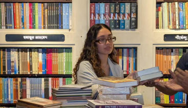 বই কিনতে বাংলামটরে জাইমা রহমান