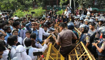 শিক্ষামন্ত্রীর পদত্যাগ দাবিতে সচিবালয়ের সামনে শিক্ষার্থীরা শিক্ষামন্ত্রীর পদত্যাগ দাবিতে সচিবালয়ের সামনে শিক্ষার্থীরা