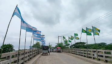 ফুটবল-ভক্তদের উন্মাদনা ফুটবল-ভক্তদের উন্মাদনা