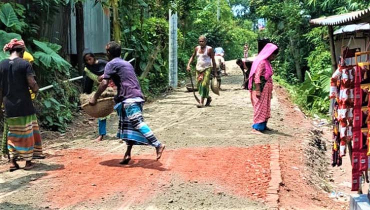 টাঙ্গাইলে সড়ক নির্মাণে অনিয়ম বন্ধ, স্বস্তিতে এলাকাবাসী টাঙ্গাইলে সড়ক নির্মাণে অনিয়ম বন্ধ, স্বস্তিতে এলাকাবাসী