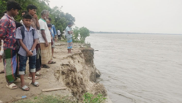 যমুনায় ভাঙন, আতঙ্কে নদীপাড়ের মানুষ যমুনায় ভাঙন, আতঙ্কে নদীপাড়ের মানুষ