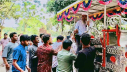 ঘোড়ার গাড়িতে বাকৃবি অধ্যাপকের রাজকীয় বিদায় ঘোড়ার গাড়িতে বাকৃবি অধ্যাপকের রাজকীয় বিদায়