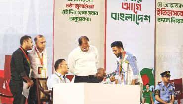 প্রধানমন্ত্রীকে কাছে পেয়ে আবেগাপ্লুত জুলাই শহীদের স্বজনেরা প্রধানমন্ত্রীকে কাছে পেয়ে আবেগাপ্লুত জুলাই শহীদের স্বজনেরা